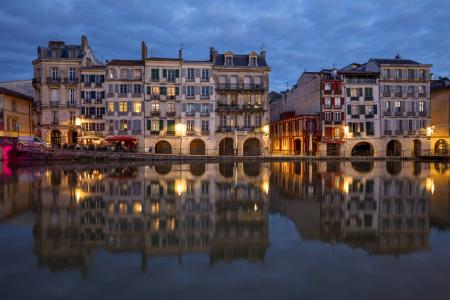 Bayonne houses reflected in the Nive